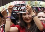 Demo. Anti-regeringsaktivist på gaden i Bangkok. Flere demonstranter bærer håndvåben, rapporterer Reuters. 