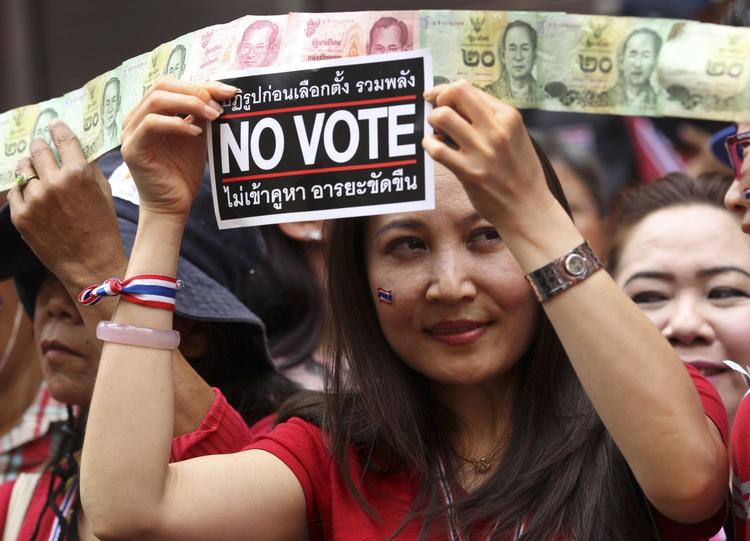 Demo. Anti-regeringsaktivist på gaden i Bangkok. Flere demonstranter bærer håndvåben, rapporterer Reuters. 