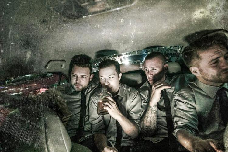 Ridser.På det niende album fra L.O.C. er der mere håndspillet rock end skarpe beats, flere katolske kvaler end nye ideer. 