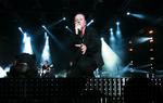 Trivielt. De sutter deres egne bolsjer, til ganen er helt smuldret. Men nykker kan man altid have, så der var fotoforbud i Vega i aftes. Så her er froontmand Jim Kerr ved en koncert i Singapore i 2009. 