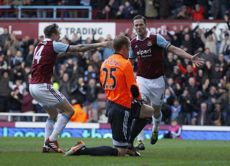 2-0. West Ham-anfører Kevin Nolan (th) var to gange på det rette sted i feltet og scorede begge mål i sejren over Swansea. 