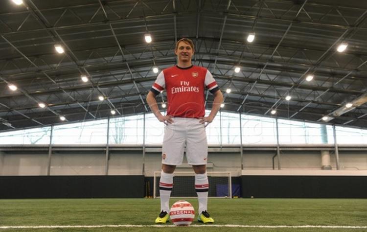 beachvolley. Kim Källström blev præsenteret som ny spiller i Arsenal trods en rygskade, der var opstået to dage før. 
