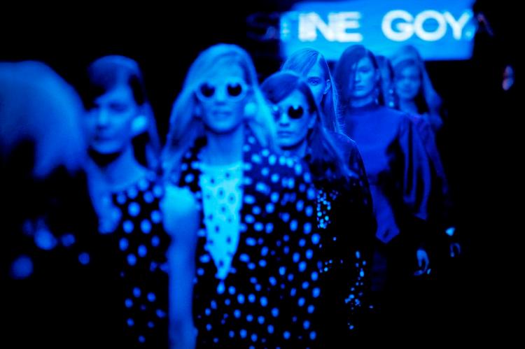 80erne. Stine Goyas modeller blev badet i elektrisk blåt lys, mens de bevægede sig til lyden af Laurie Andersons 'O Superman' fra 1981. 