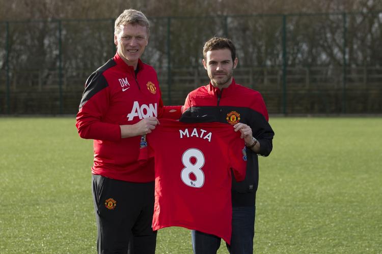 rekorder. Juan Mata (th) slog transferrekorden i Manchester United med skiftet fra Chelsea. 