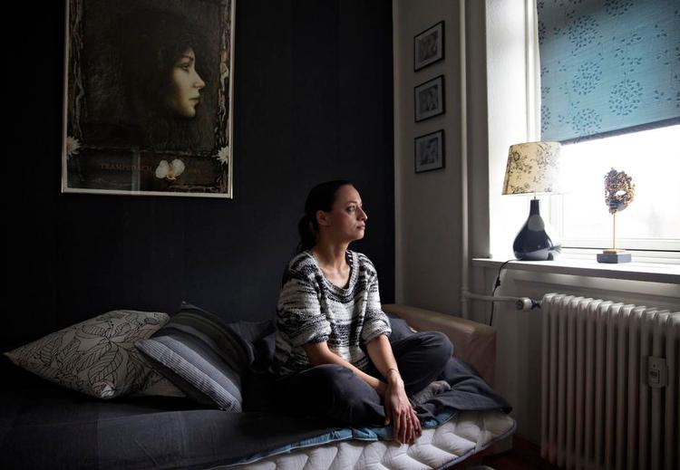 Selvmedicinering. Maria Ransby er en af de danskere som medicinerer sig selv. Hun bruger perikon mod depression. 