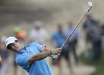 næsten. Golfspilleren Rory McIlroy var tæt på den helt store gevinst på tredje runde af European Tour-turneringen Dubai Desert Classic i dag. Han var snublende nær at få hole-in-one på 17. hul, hvilket ville have givet ham knap 14 millioner kroner. 