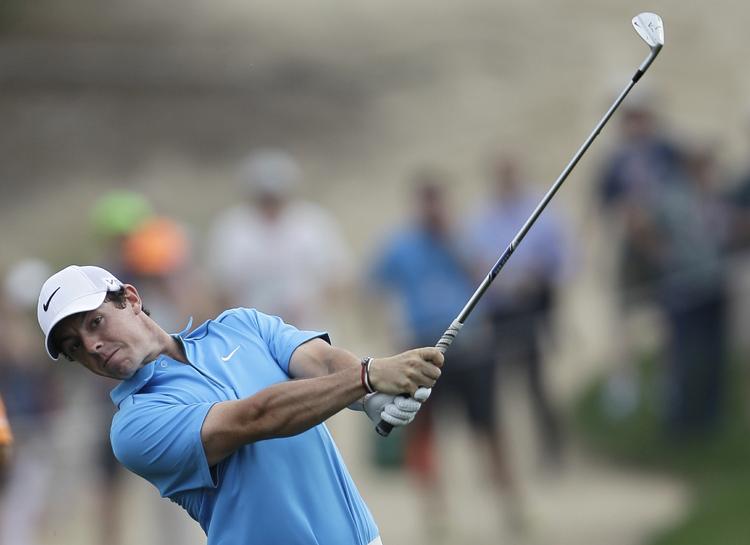 næsten. Golfspilleren Rory McIlroy var tæt på den helt store gevinst på tredje runde af European Tour-turneringen Dubai Desert Classic i dag. Han var snublende nær at få hole-in-one på 17. hul, hvilket ville have givet ham knap 14 millioner kroner. 