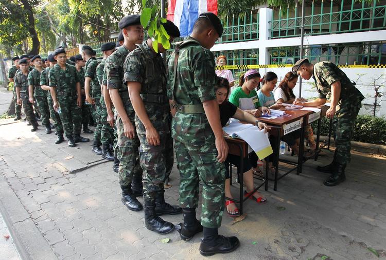 Valg. Det er da en start, selv om det her kun er soldater, der har turdet at stille sig i kø ved et valgsted i Bangkok. Spøgrsmålet er, hvor mange civile, der tør efter gentagne trusler fra modstandere af valget. 