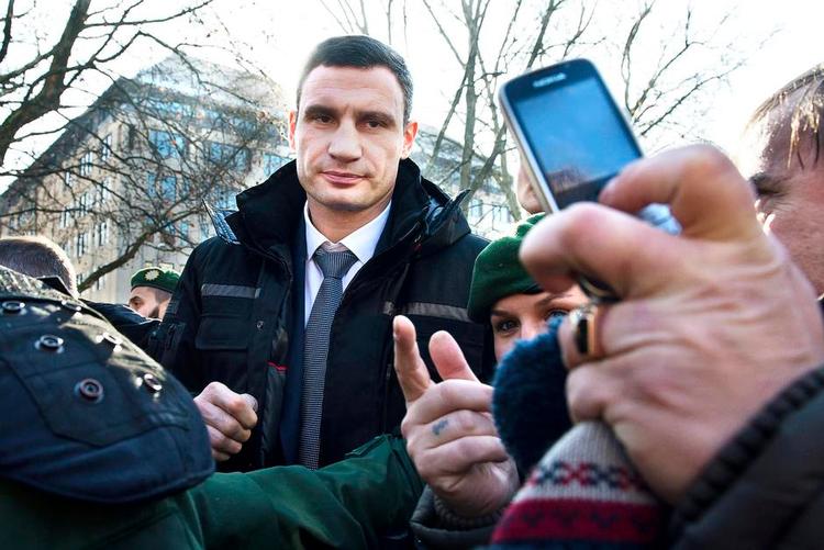 Støtte. Den ukrainske oppositionsleder og sværvægtsbokser Vitalij Klitsjko fik støtte fra vestlige politikere på konferencen i München. Det gjorde han såmænd også uden for salen, hvor flere hundrede demonstrerede for mere demokrati i Ukraine. 