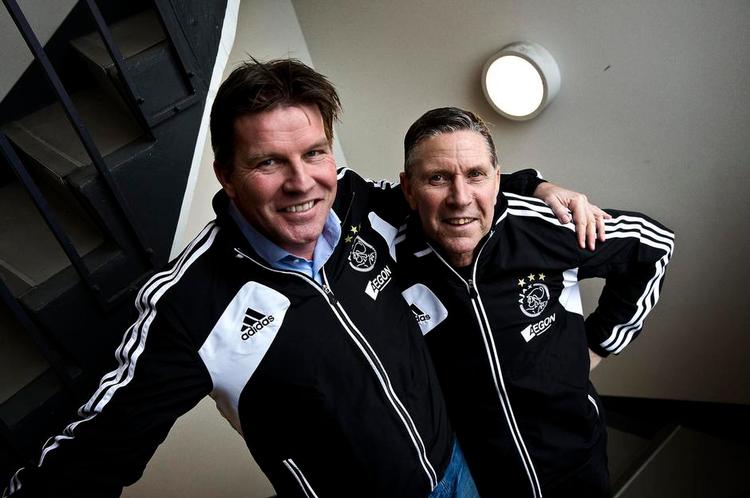 Talentudviklere. Arnold Mühren (th) er tidligere hollandsk landsholdsspiller, der i dag hjælper unge talenter frem. Den tilgang bør virksomheder også have, mener klubbens talentudvikler, Eddie van Schaick. 