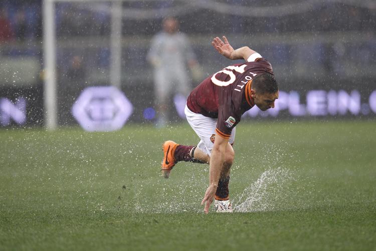 vandgang. Banen var mere til vandpolo end fodbold, da Francesco Totti var kun i gang i ni minutter. 