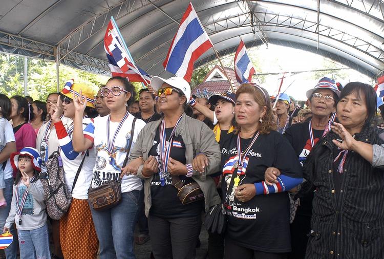 OPRØR. Regeringsfjendtlige demonstranter i det sydlige Thailand viser sin utilfredshed med valget. De kræver reformer før valg. 