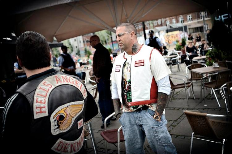 skiftedag. Det her kan ikke lade sig gøre længere: Brian Sandberg har forladt Hells Angels og er nu i stald hos arvefjenderne i Bandidos. 