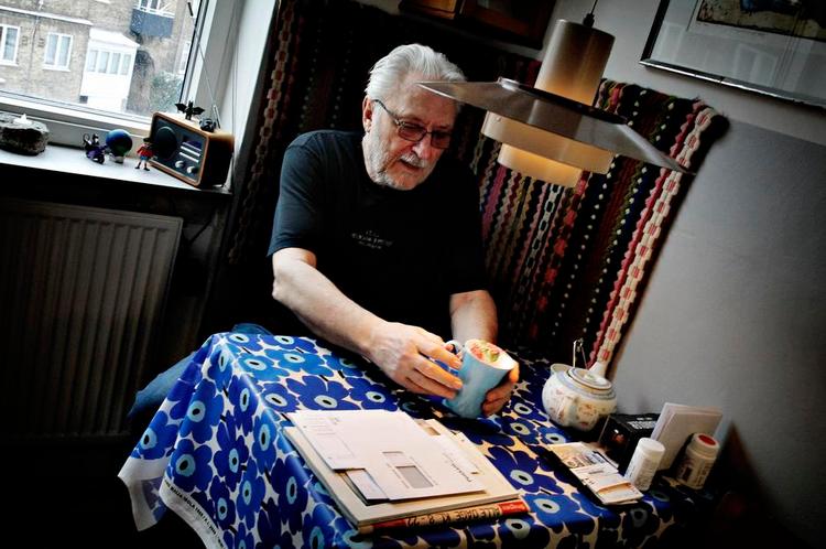 tepause. Torben Knud er oensioneret og hans kone arbejder. De er sunde og raske ældre mennesker, som ikke trækker flere veksler på det offentlige end yngre årgange. 