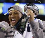 værdifuld. Seattle Seahawks' Malcolm Smith blev valgt til Super Bowls bedste spiller - og holder her Super Bowl-sejrstrofæet. 