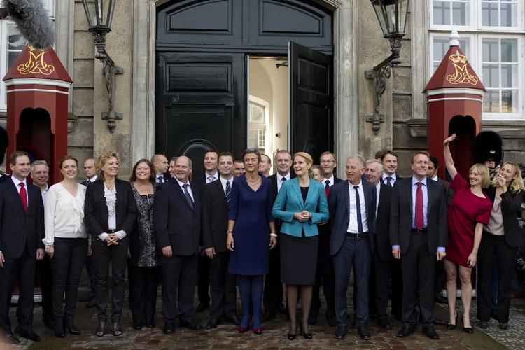 Rokade. Sådan så regeringen ud, da statsminister Helle Thorning-Schmidt præsenterede den i oktober 2011. Siden er meget sket. SF er gårt ud af regeringen, og statsministeren har været nødt til at lave seks rokader. I dag præsenteres Regeringen Helle Thorning-Schmidt II. Og dermed rykkes der også rundt på de centrale poster i både Koordinationsudvalget og Økonomiudvalget. 