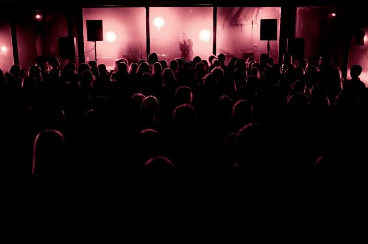 <cutline_leadin>Første frostbid.</cutline_leadin> I et efterladte akvarium åbnede When Saints Go Machine årets Frostfestival på fornem vis. <fotograf><240>Foto: Daniel Hjorth</fotograf> 