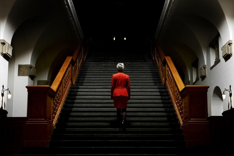 Farvel. SF's afgående formand Annette Vilhelmsen indrømmer, at hun i dag »har en klump i halsen«, når hun skal overdrage sit Socialministerium til den radikale Manu Sareen. 