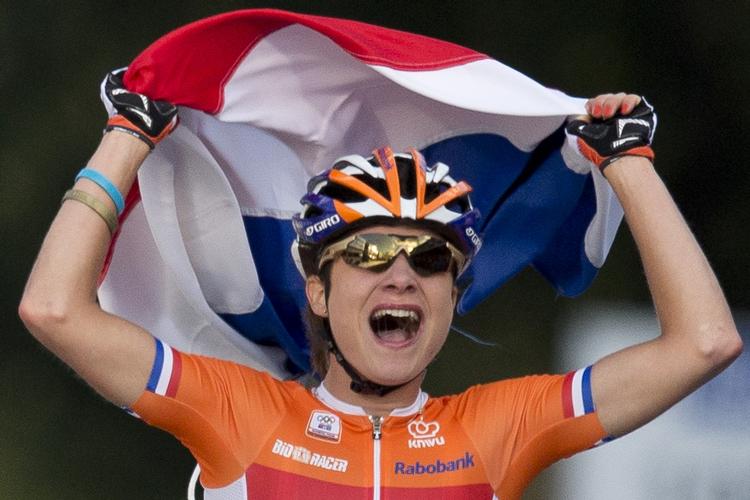 ønskedrøm. Marianne Vos jubler over sejren ved VM i landevejscykling i 2012. 