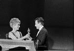 Hyldet. Joan Crawford overrækker en Oscar til Maximilian Schell for hans rolle i 'Dommen i Nürnberg'. 