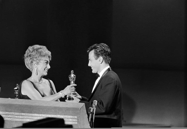 Hyldet. Joan Crawford overrækker en Oscar til Maximilian Schell for hans rolle i 'Dommen i Nürnberg'. 