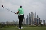 skyline. Thorbjørn Olesen slår til golfkuglen på 0ttende hul i søndagens sidste runde af Dubai Desert Classic. 