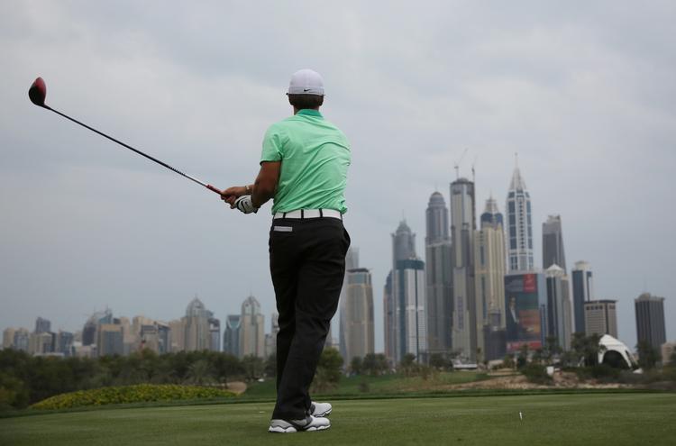 skyline. Thorbjørn Olesen slår til golfkuglen på 0ttende hul i søndagens sidste runde af Dubai Desert Classic. 