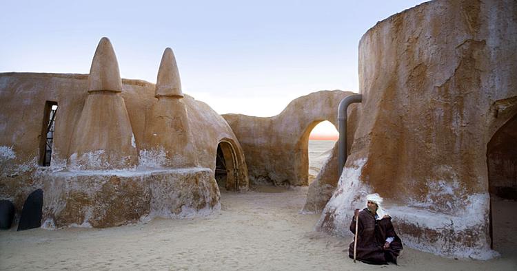 Attraktion. Området Ong Jemel vest for Tozeur i Tunesien genkendes som planeten Tatooine fra Star Wars-filmene. 