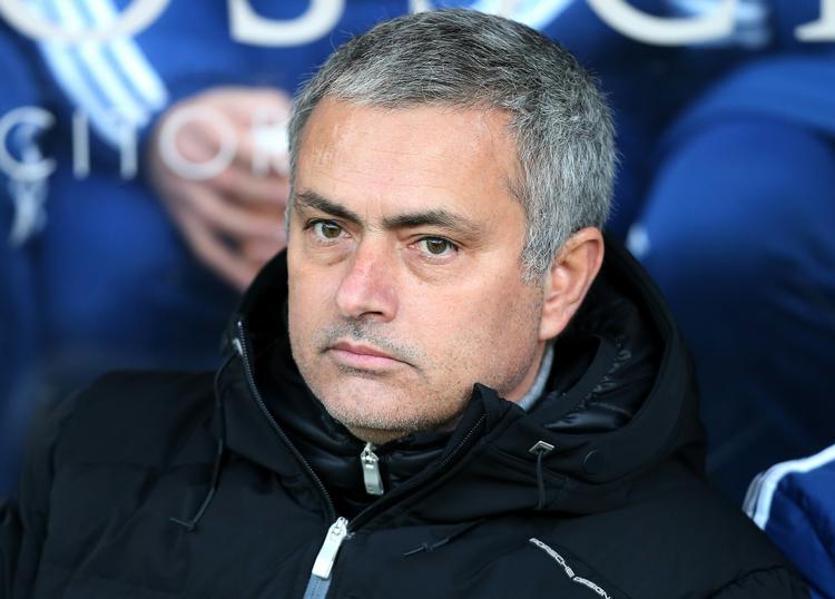 topbrag. Chelsea-manager Jose Mourinho vil forsøger at angribe Manchester City, men er i tvivl, om det kan lade sig gøre. 
