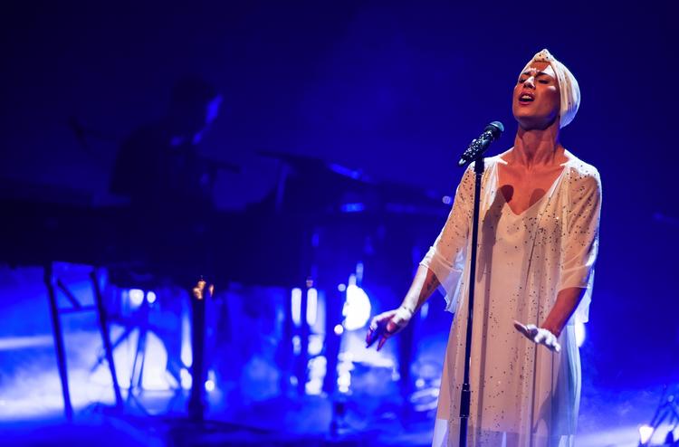 Ordinært. Men skiftet fra kølige elektroniske klange til håndspillet guitarpop amputerer noget af det originale ved Medina. 