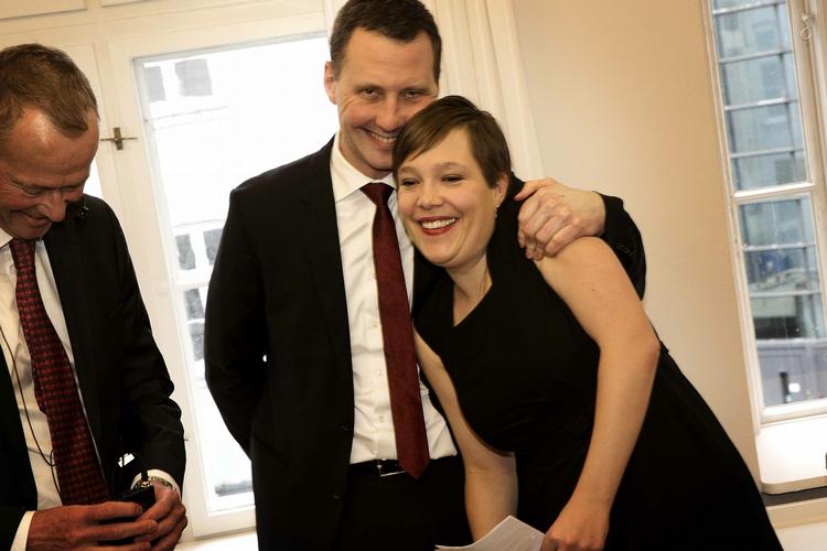 Kram. Kærlig overdragelse i Sundhedsministeriet. Astrid Krag, der netop er blevet socialdemokrat har overladt jobbet som sundhedsminister til Nick Hækkerup. 