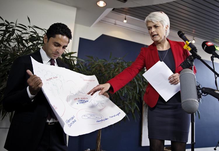 Gave. Annette Vilhelmsen havde et hjemmelavet landkort med til Manu Sareen, så han altid kan finde vej. 