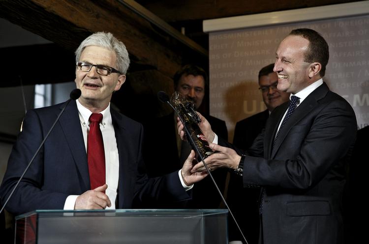 Farvel. Holger K. Nielsen ønsker sin efterfølger tillykke med udenrigsministerposten med en flaske cubansk rom. 