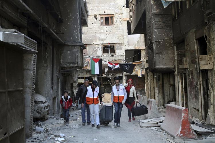 Fremtid. Røde Kors hjælper flygtninge ud fra den belejrede palæstinensiske flygtningelejr Yarmouk. 