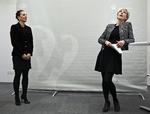 Den nye radikale politiker Ida Auken overdrager Miljøministeriet til socialdemokraten Kirsten Brosbøl. 