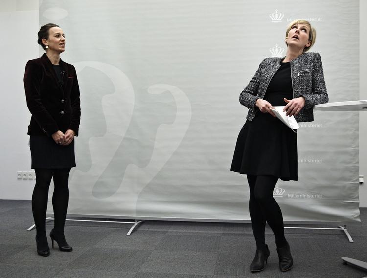Den nye radikale politiker Ida Auken overdrager Miljøministeriet til socialdemokraten Kirsten Brosbøl. 
