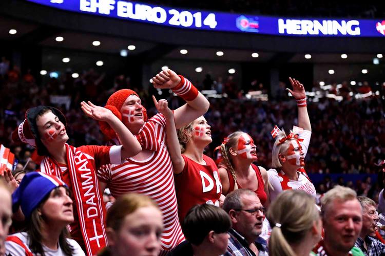 Manøvre. Dansk Håndbold Forbund (DHF) har ikke betalt moms af million-indtægterne ved EM i herrehåndbold i januar, skriver Jyllands-Posten. 