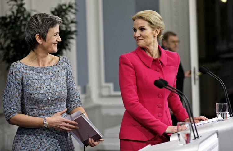 Hyggeligt. Statsminister Helle Thorning-Schmidt (S) og Økonomi- og indenrigsminister Margrethe Vestager (R) svarede på spørgsmål om den nye regering i statsministeriet. Statsministeren glæder sig til ikke længere at skulle forholde sig til diskussionen om, hvorvidt SF skal være en del af regeringen. 