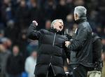 triumf. Chelsea-træner José Mourinho (tv) jubler ved slutfløjt over sejren i topkampen. 