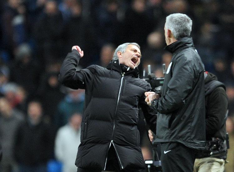 triumf. Chelsea-træner José Mourinho (tv) jubler ved slutfløjt over sejren i topkampen. 