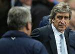 undskyldninger. Manchester Citys manager, Manuel Pellegrini (th), led sit første hjemmebanenederlag i sæsonen til et velforberedt Chelsea-mandskab. 