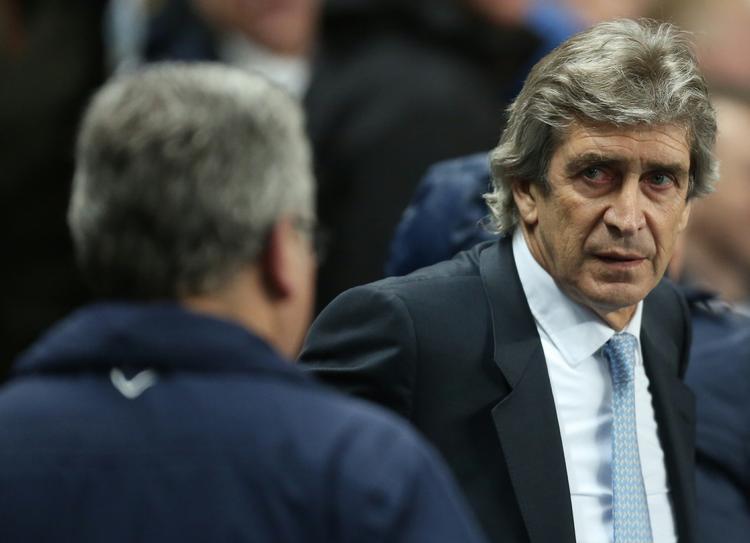 undskyldninger. Manchester Citys manager, Manuel Pellegrini (th), led sit første hjemmebanenederlag i sæsonen til et velforberedt Chelsea-mandskab. 