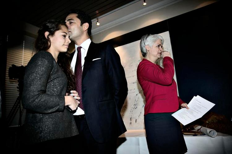 STOR DAG. Manu Sareen kysser sin datter Cilja på 17 år, som han har taget med til ministeroverdragelsen. Annette Vilhelmsen står med sin tale inden overdragelsen. 