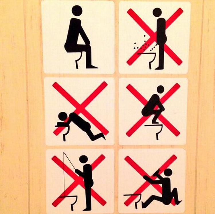 toiletfiskeri. Snowboarder Sebastien Toutan har taget et foto af toiletreglerne på atleternes indkvartering ved vinter-OL i Sotji. 