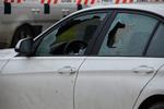 Skudopgør. Den hvide BMW, der blev beskudt i Valby tidligere i dag. En ung mand er såret. 