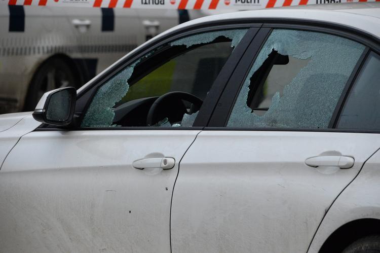 Skudopgør. Den hvide BMW, der blev beskudt i Valby tidligere i dag. En ung mand er såret. 