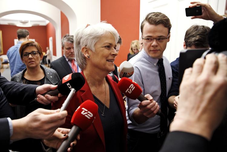 Partikaos. SF's afgående formand, Annette Vilhelmsen, på vej til gruppemøde kort efter, at endnu et folketingsmedlem har forladt partiet. 