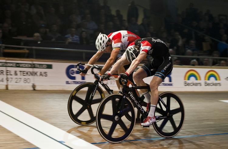 førende. Par nr. 9, Marc Hester, vinder spurt foran Alex Rasmussen fra par nummer 7. 