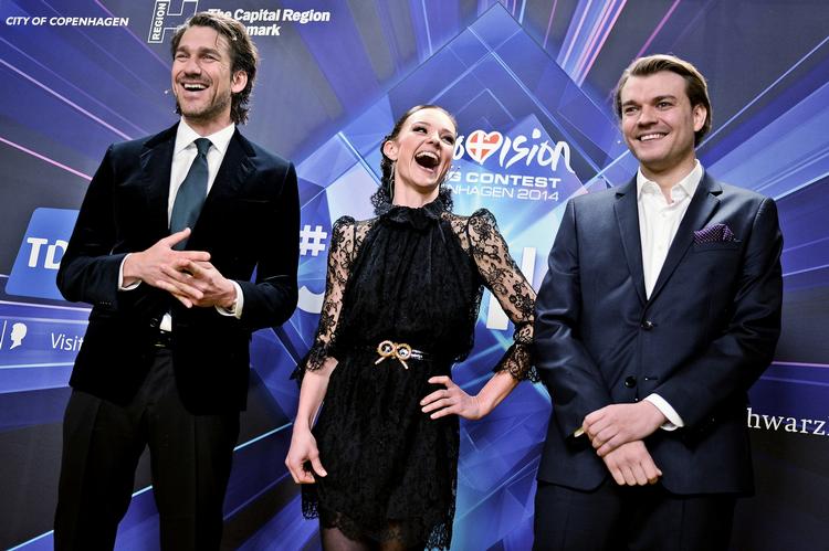 Festligt. København skal fortsat være værter for Eurovision Song Contest trods rygter om det modsatte. På billedet ses de tre værter ved showet: Nikolaj Koppel. Lise Rønne og Pilou Asbæk. 