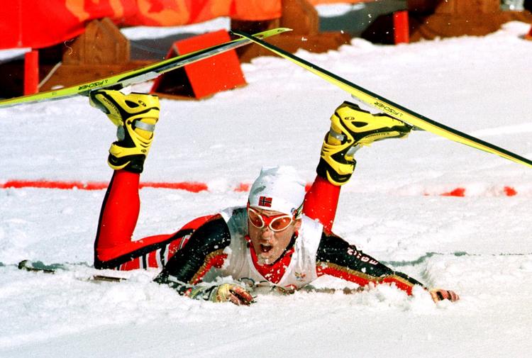 Fald. Bjørn Dæhlie - her ved målstregen på 50 km i Nagano i 1998 - vandt alle sine medaljer i en periode, hvor det ikke var muligt at teste pålideligt for det forbudte stof epo. Så sent som for et år siden blev han hængt ud som dopingsynder i en svensk tv-dokumentar. 